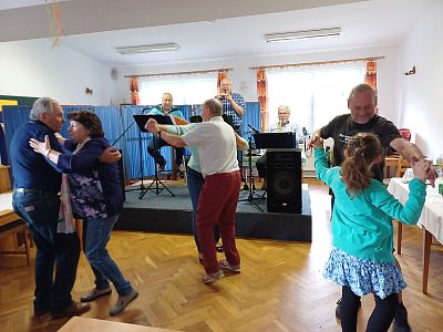 Velikonoční posezení s kapelou Sousedi 2025